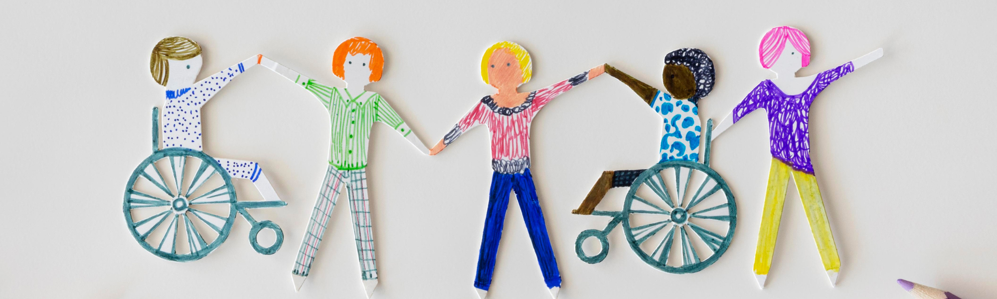 banner 1 Dibujo hecho por un niño o niña en el que aparece gente diferente, entre ellos personas con discapacidad.